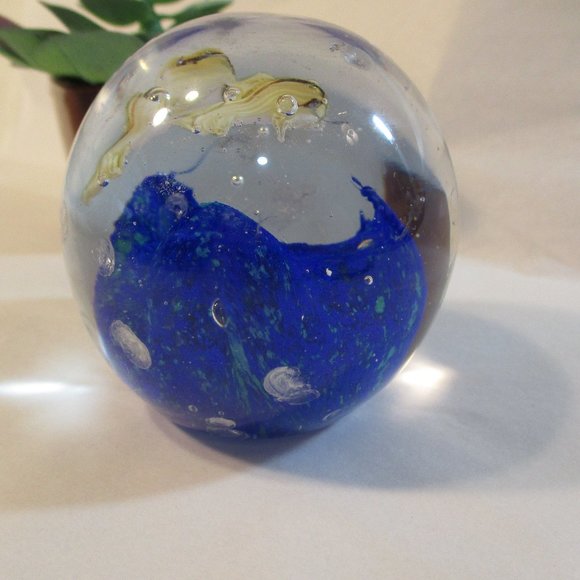 Vintage Two Fish Blue Wave and Bubbles in Round Art Glass Paperweight - Picture 4 of 7